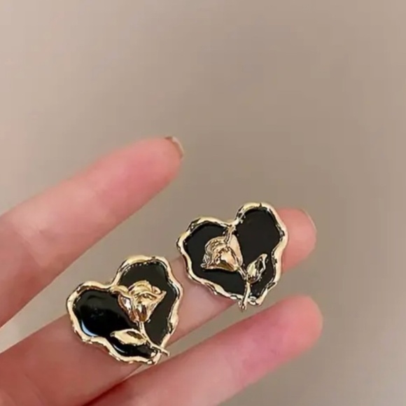🆕NEW Gold Pkated Flower Rose Black Enamel Earrings - Picture 4 of 6